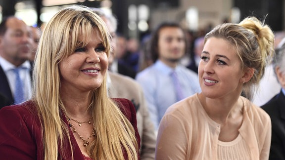 Corinna Schumacher (l), Ehefrau des Formel-1-Rekordweltmeisters, und Gina Schumacher, Tochter des Formel-1-Rekordweltmeisters.