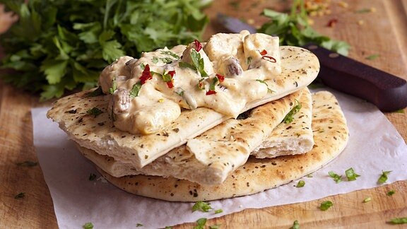 Krönungshuhn mit warmem Naan-Brot.