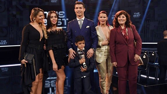 Cristiano Ronaldo (Real Madrid/Portugal) mit Familie; seiner neue Freundin Georgina Rodriguez (Mitte li) und Sohn Cristiano Ronaldo Jr (Mitte) mit Pokal, Mutter Maria Dolores dos Santos Aveiro (re).