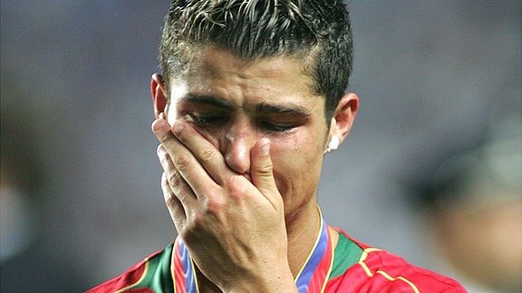 Cristiano Ronaldo Portugal bei der Siegerehrung der EM 2004 enttäuscht über den zweiten Platz.