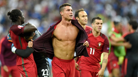 Ein emotionaler und oben ohne Cristiano Ronaldo aus Portugal geht auf die portugiesischen Fans zu, um den Gewinn der UEFA-Europameisterschaft zu feiern.