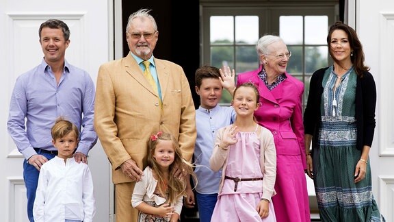 Dänemarks Königin Margrethe (2.v.r.), Prinz Henrik (3.v.l.), Kronprinz Frederik (l), Kronrrinzessin Mary (r), Prinz Christian (M), Prinzessin Isabella (3.v.r.), Prinz Vincent und Prinzessin Josephine posieren für ein Familienfoto am 15.07.2016 in Grasten (Dänemark).