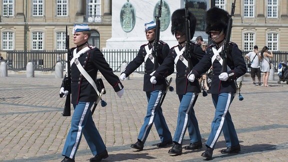 Wachablösung der königlichen Leibgarde auf dem Schlossplatz.