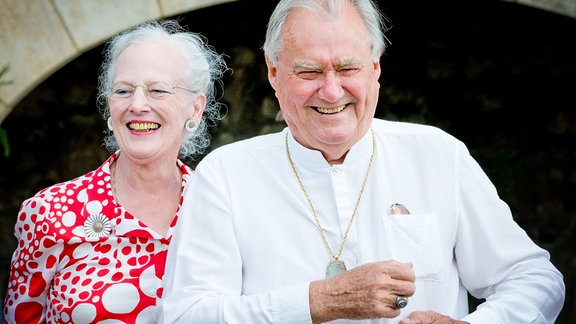 Königin Margrethe II. und Prinz Henrik von Dänemark lächeln während der Fotosession mit Familienmitgliedern anlässlich seines 80. Geburtstags im Chateau de Cayx in Frankreich, 11. Juni 2014.