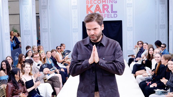 Daniel Brühl, Schauspieler, kommt zur Deutschlandpremiere der Serie «Becoming Karl Lagerfeld» im Kino Zoo Palast.