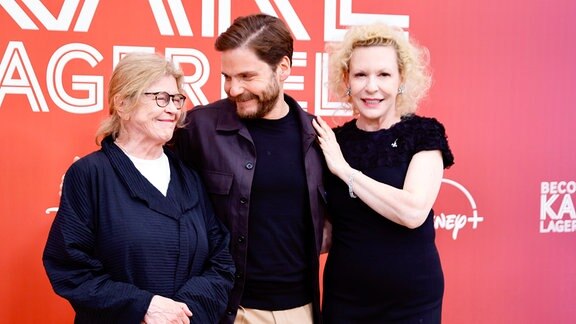 Die Schauspieler Lisa Kreuzer (l-r), Daniel Brühl, und Sunnyi Melles kommen zur Deutschlandpremiere der Serie «Becoming Karl Lagerfeld» im Kino Zoo Palast.