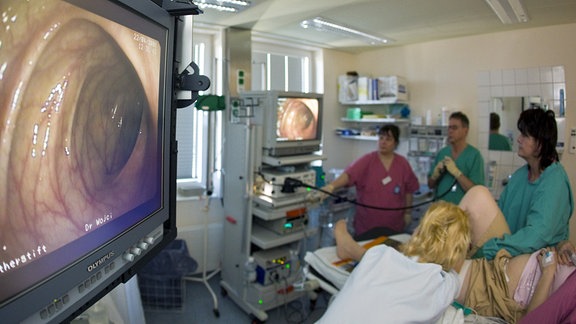 Im Evangelischen Krankenhaus Lutherstift im brandenburgischen Seelow wird bei einer Patientin im Zuge der Krebsvorsorge eine Darmspiegelung durchgeführt