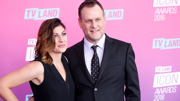 Doppelportrait: Dave Coulier und Melissa Bring bei einem Empfang