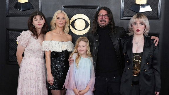 Harper Grohl (v.l.n.r.), Jordyn Blum, Ophelia Grohl, David Grohl und Violet Grohl 