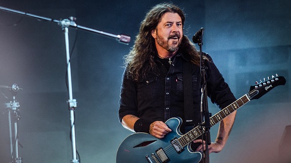 Ein Bandmitglied der Foo Fighters auf der Bühne.