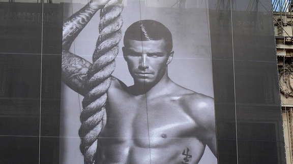 David Beckham auf einem Plakat vor dem exklusiven Kaufhaus Selfridges in der Londoner Oxford Street, 2009.