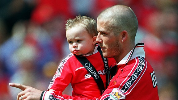 David Beckham mit Brooklyn bei Manchester United, 2000