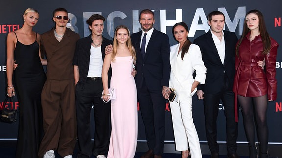 Mia Regan, Romeo Beckham, Cruz Beckham, Harper Beckham, David Beckham, Victoria Beckham, Brooklyn Peltz Beckham und Nicola Peltz Beckham bei der Premiere der Netflix Doku-Serie Beckham