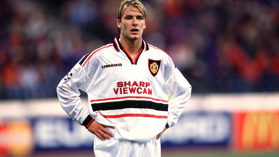 David Beckham (ManU) konzentriert sich auf einen Freistoß