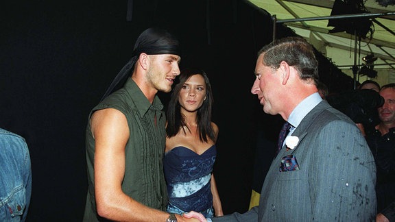 David Beckham schüttelt Prinz Charles die Hand.