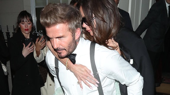 Victoria Beckham wird von ihrem Mann, David Beckham, getragen.