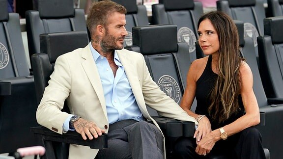 Inter Miami-Miteigentümer David Beckham (links) sitzt mit seiner Frau Victoria vor einem Leagues-Cup-Fußballspiel zwischen Inter Miami und Atlanta United inm Stadion