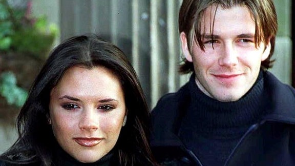 Victoria Adams, alias Posh Spice von der Popgruppe Spice Girls, und Manchester United-Fußballer David Beckham verlassen am 25. Januar 1998 Hotel in der Nähe von Crewe, wo ihre zukünftige Hochzeit angekündigt wurde.