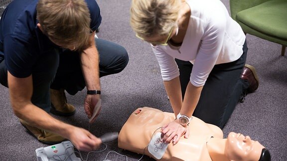 Zwei Menschen bei der Erste Hilfe Schulung an einem Torso
