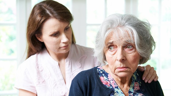 Tochter und Mutter schauen besorgt