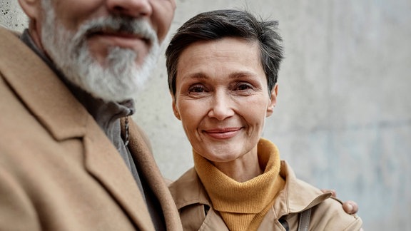 Eine Frau steht bei einem Mann