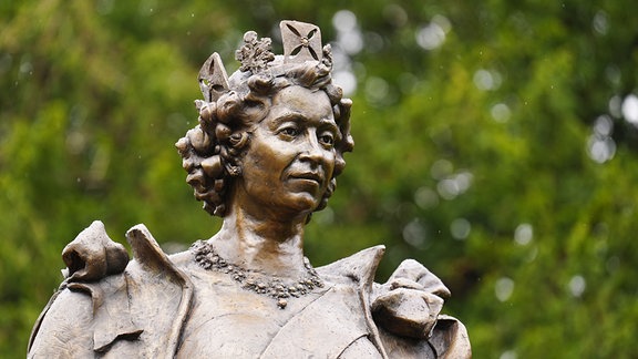 Die erste Statue der verstorbenen Königin Elizabeth II., die seit ihrem Tod in Auftrag gegeben wurde, wurde in der Grafschaftsstadt Oakham in Rutland enthüllt, um die am längsten regierende Monarchin Englands zu ehren