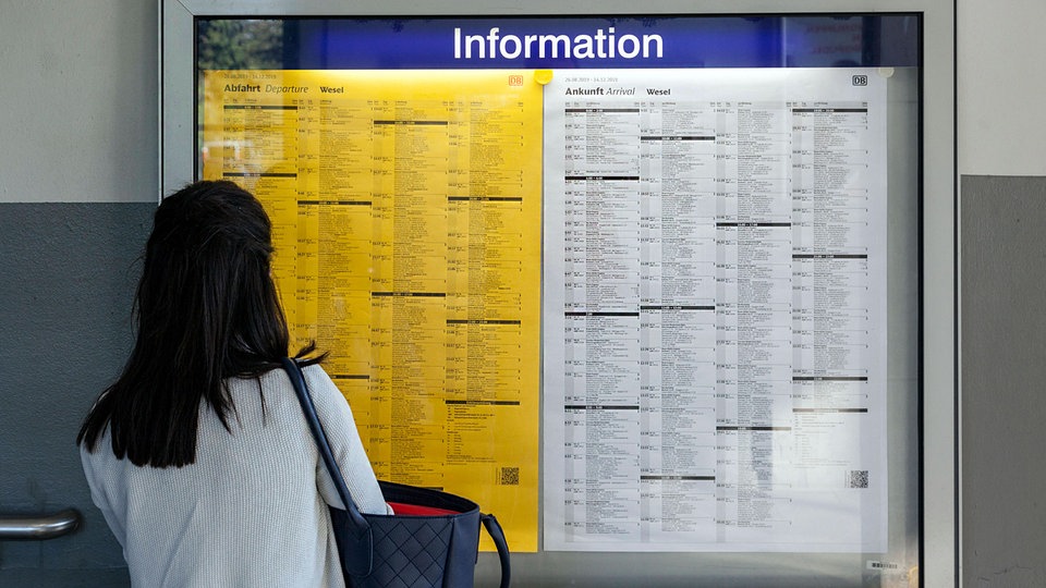 28. November - Kritik an Abschaffung gedruckter Bahn-Fahrpläne | MDR.DE
