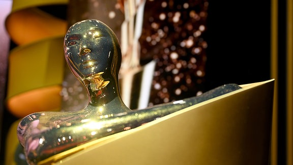 Eine Lola, die Trophäe des Deutschen Filmpreises, aufgenommen nach der Verleihung auf der Bühne.