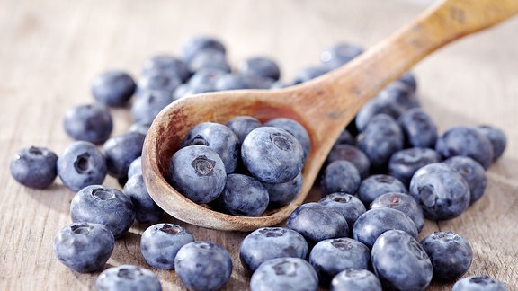 Frische Blaubeeren liegen auf dem Tisch.