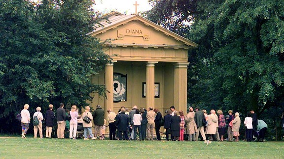 Besucher stehen am 1.7.1998 vor dem Diana-Tempel am Ufer des Sees auf Gut Althorp in Northhamptonshire. 