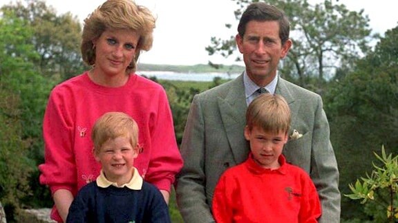 Prinz Charles und Prinzessin Diana mit ihren Kindern Harry (l) und William auf den Scilly-Inseln (Archivfoto vom 01.06.1989). 
