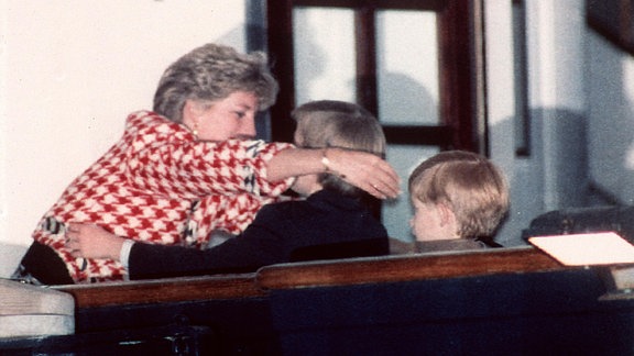 Prinzessin Diana begrüßt Prinz William und Prinz Harry an Bord der königlichen Yacht Britannia, 1991