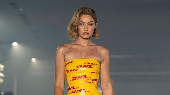 Gigi Hadid bei der  Paris Fashion Week