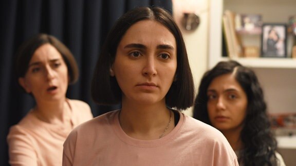 Najmeh (Soheila Golestani, l-r), Sana (Setareh Maleki) und Rezvan (Mahsa Rostami) in einer Szene des Films «Die Saat des heiligen Feigenbaums». 