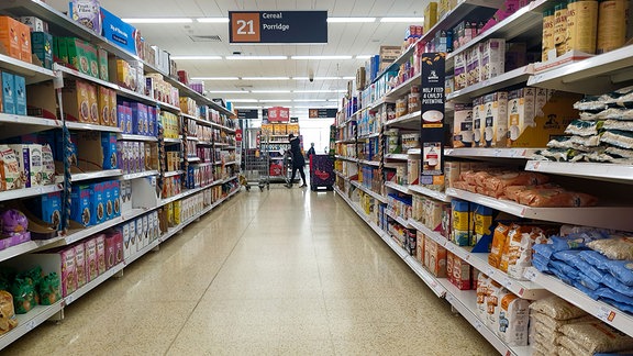 Menschen in einem Supermarkt in London, 2021