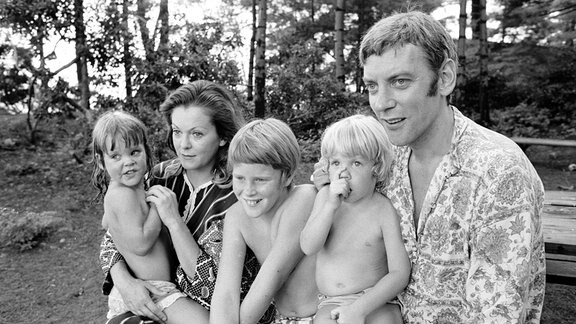 Schauspieler Donald Sutherland mit seiner Frau und seinen Kindern, darunter der zukünftige Schauspieler Kiefer 