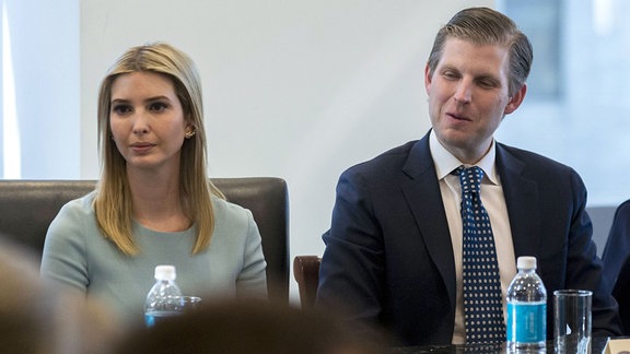 Ivanka und Eric Trump nehmen am 14. Dezember 2016 an einem Treffen von Technologieführern im Konferenzraum der Trump Organization im Trump Tower in New York City teil.