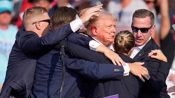 Donald Trump wird von Agenten des US-Geheimdienstes umringt
