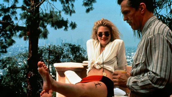 Drew Barrymore und Tom Skerritt in einem Film