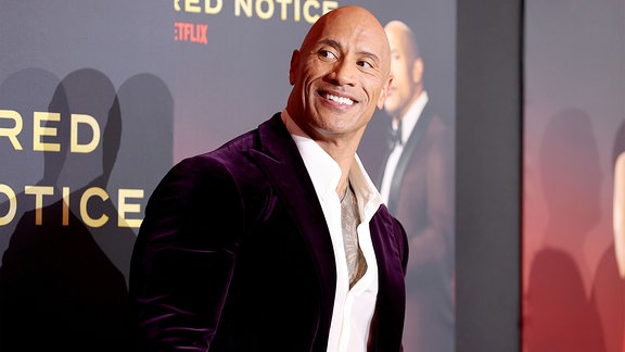 Dwayne Johnson besucht die Weltpremiere von Netflix's "Red Notice" bei L.A. LIVE am 03. November 2021 in Los Angeles, Kalifornien. 