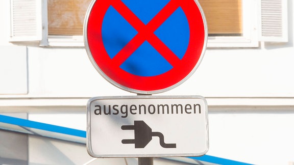 ein Parkplatzschild für Elektrofahrzeuge oder Elektroautos Parkplatz für Elektrofahrzeuge