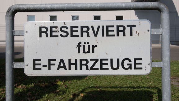 ein Parkplatzschild für Elektrofahrzeuge oder Elektroautos Parkplatz für Elektrofahrzeuge