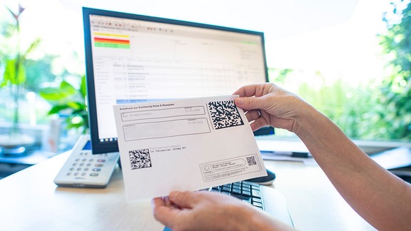 Die Medizinische Fachangestellte Susanne Münster hält in der Praxis von Hausarzt Dr. Peter Münster ein E-Rezept in der Hand. Nach einer Testphase läuft heute ein schrittweiser Start des E-Rezepts an - zunächst bei Praxen und Kliniken in der Region Westfalen-Lippe und bei Zahnärzten in Schleswig-Holstein. Zudem sollen Apotheken bundesweit E-Rezepte annehmen.