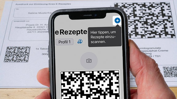 QR-Code für ein E-Rezept auf einem Smartphone