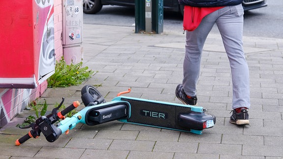 Ein E-Roller liegt auf dem Boden.