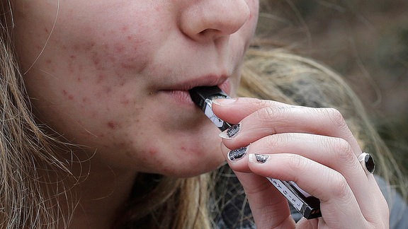 Eine Gymnasiastin verwendet 2018 ein Vaping-Gerät.