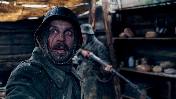 Edin Hasanovic als Soldat Tjaden Stackfleet in einer Szene des Weltkriegsdramas "Im Westen nichts Neues"
