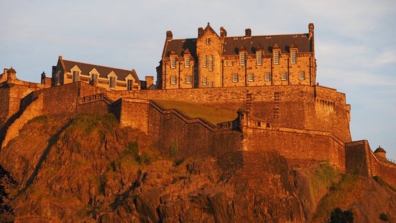 Edinburgh Castle auf dem Castle Rock bei Sonnenuntergang
