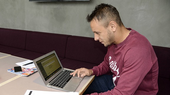 Rafinha beim Einbürgerungstest am Computer