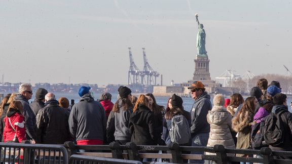 Besucher der Freiheitsstatue stehen an